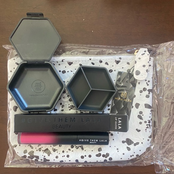 NEW- PillBox, Cosmetic Bag, Lipgloss - Picture 2 of 6